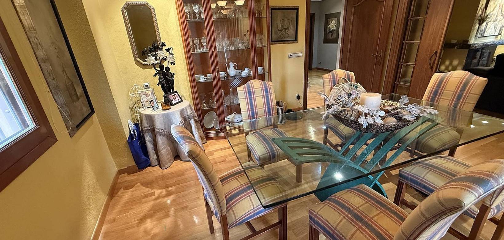 Resale - Villa - Elda