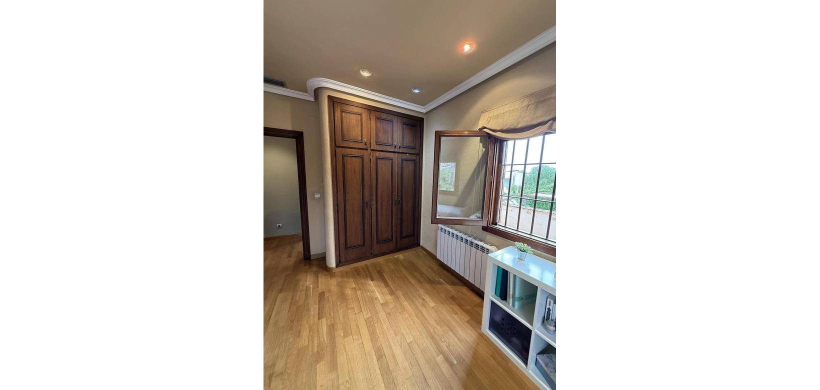 Resale - Villa - Elda