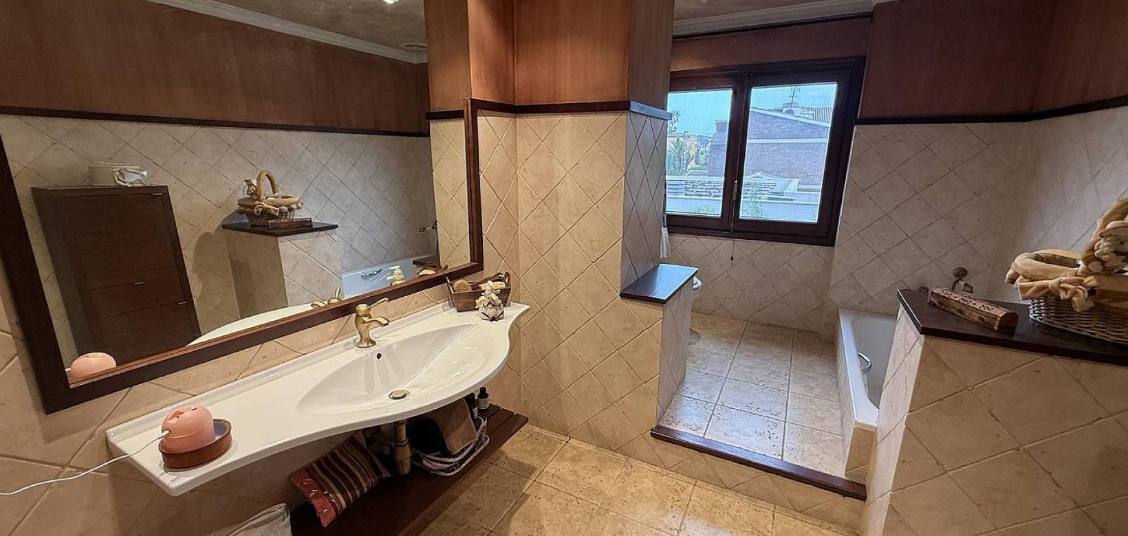 Resale - Villa - Elda