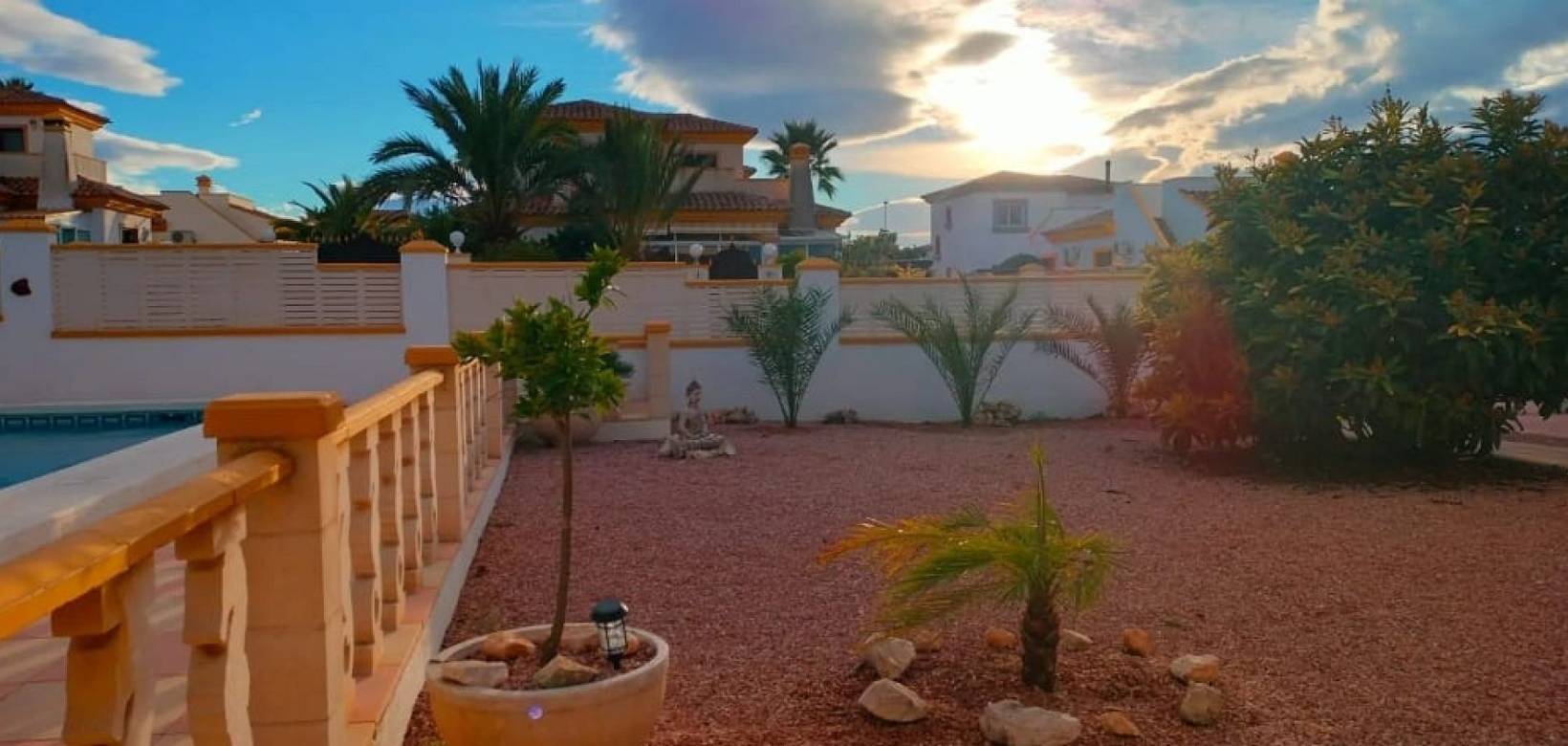 Resale - Villa - Hondón de las Nieves