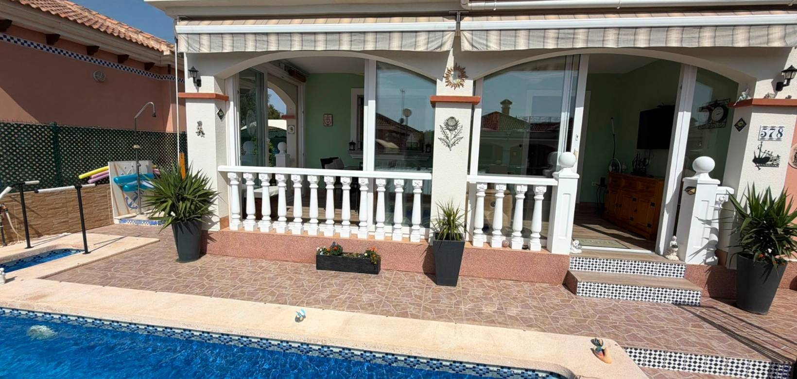 Resale - Villa - Los Montesinos - La Herrada