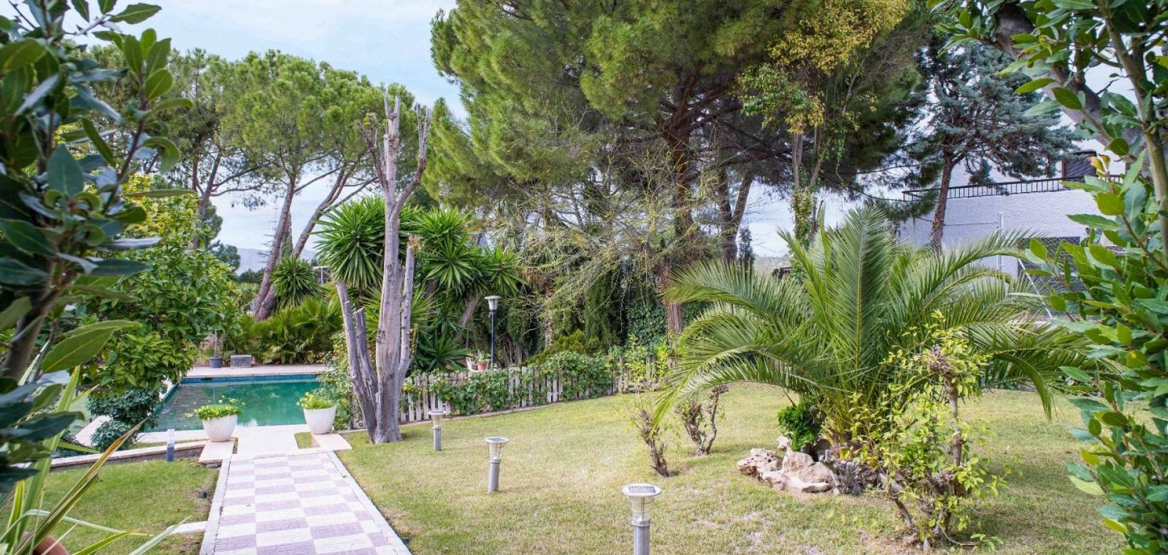 Resale - Villa - Petrer