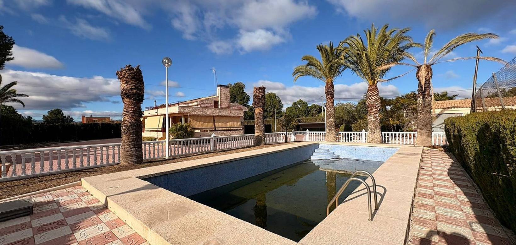 Resale - Villa - Sax