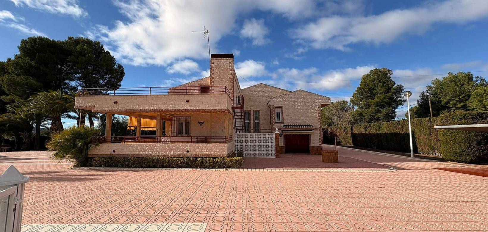 Resale - Villa - Sax