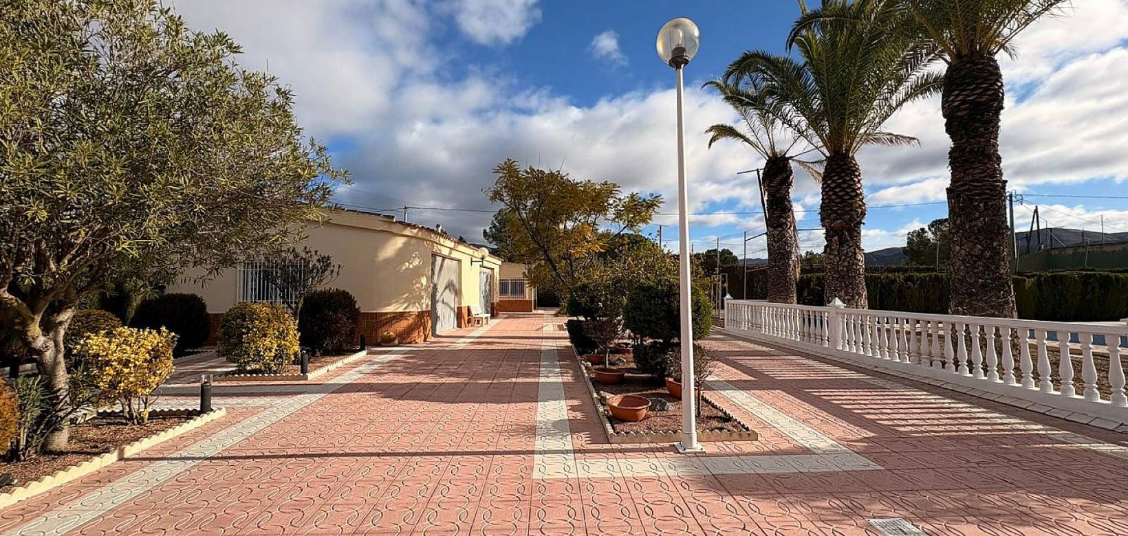 Resale - Villa - Sax