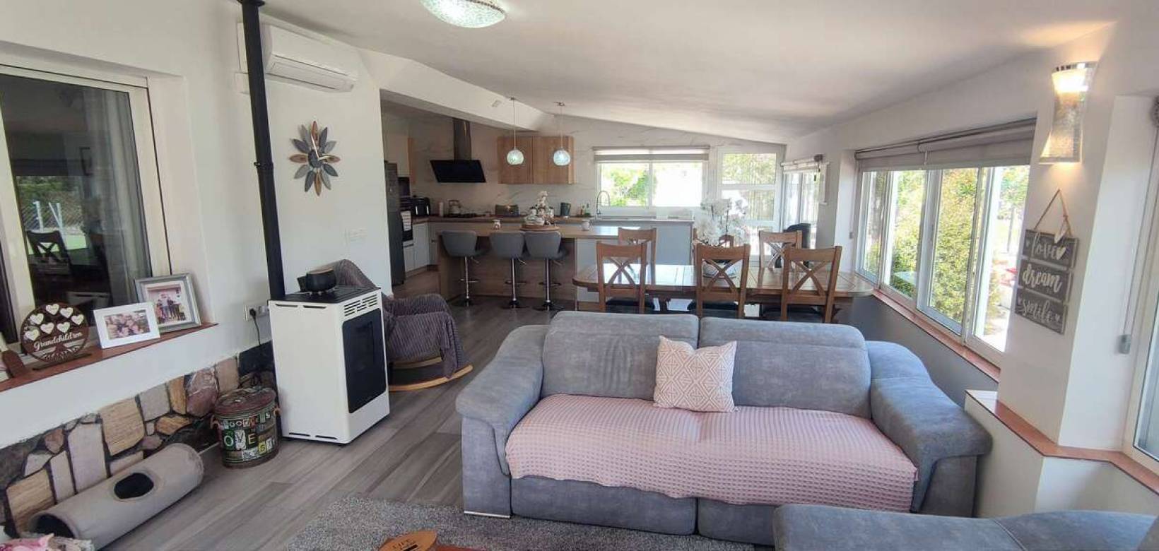 Resale - Villa - Sax