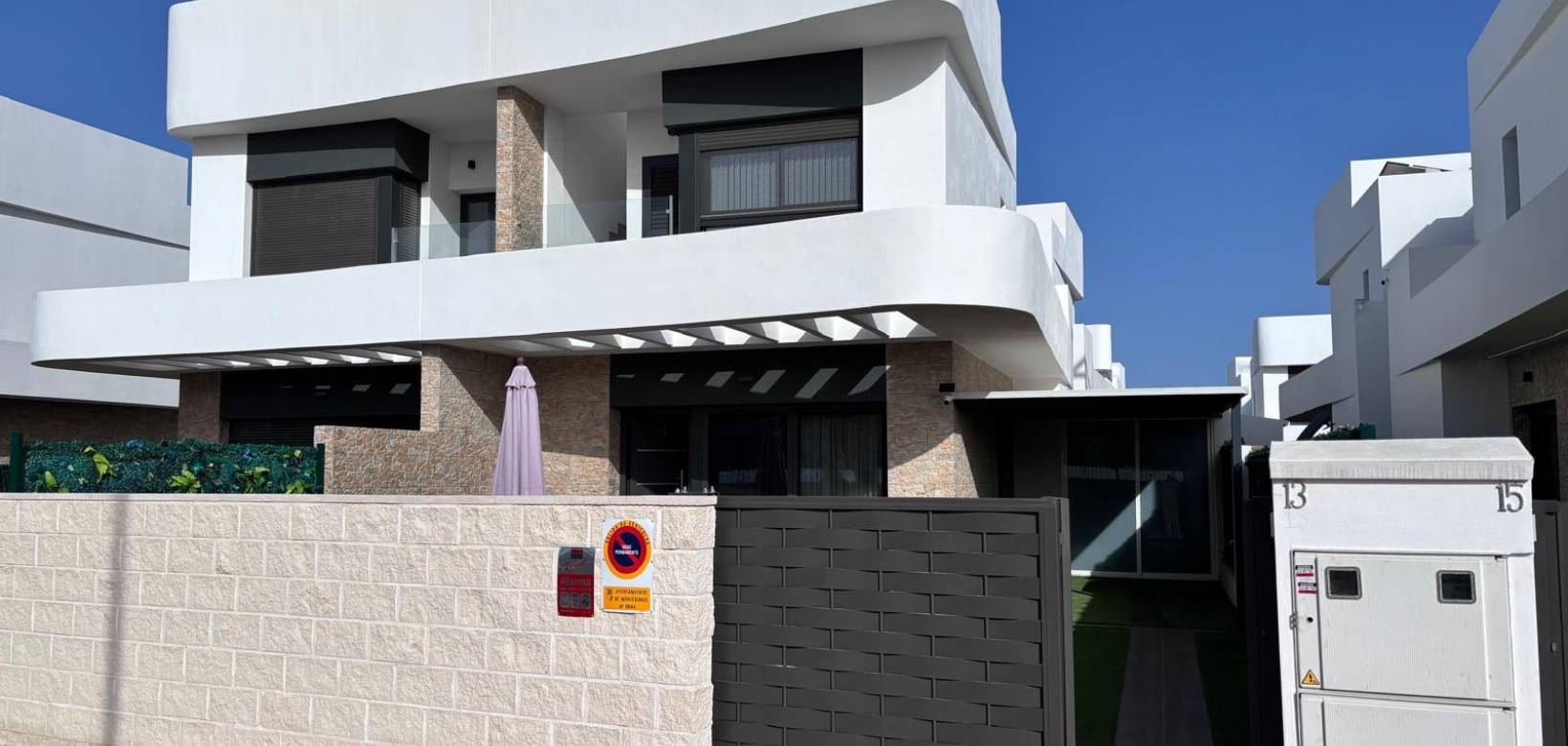 Venta - Semi Detached Villa - Los Montesinos - La Herada