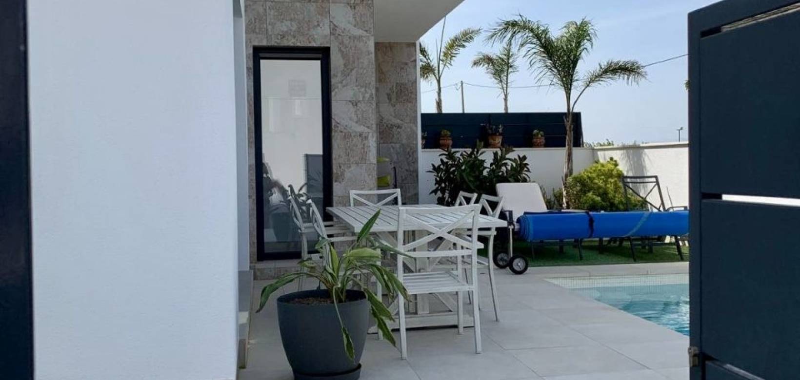 Venta - Villa / Semi separado - Daya Vieja