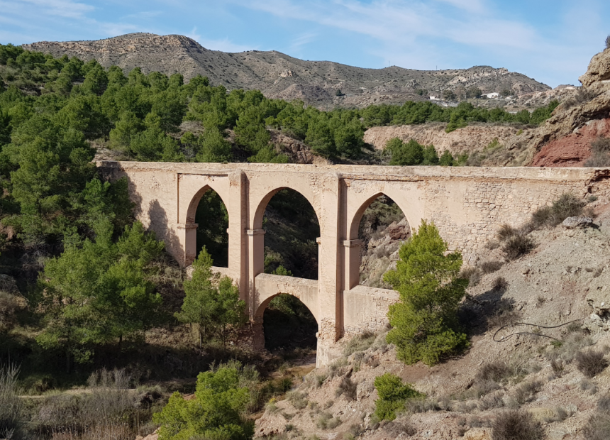 Discover the surroundings of the Hondón Valley! 