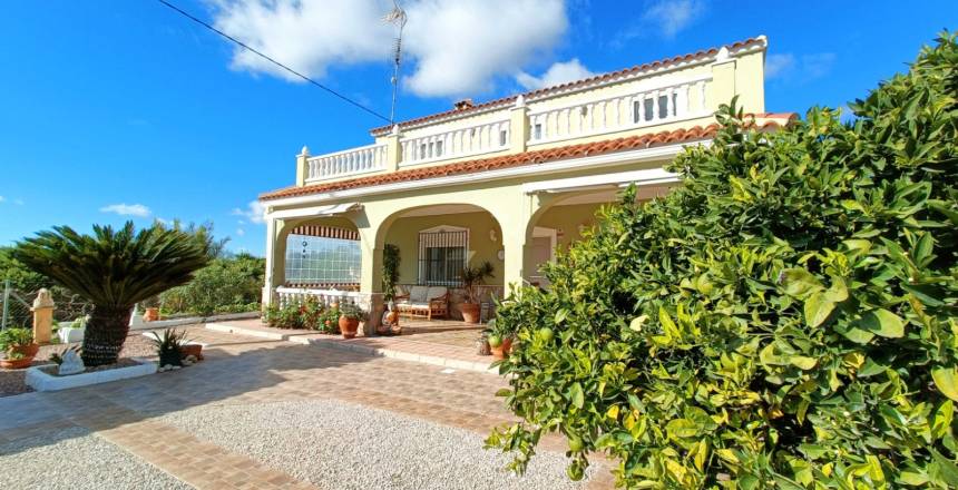 Your Dream Villa in Hondón de los Frailes – Pool, Solarium & Stunning Mountain Views!