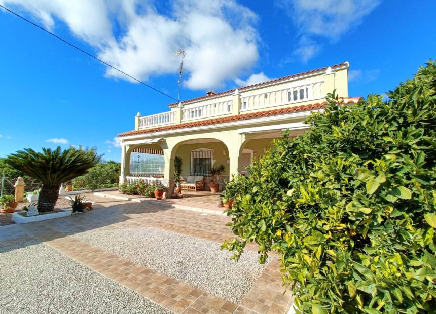 Your Dream Villa in Hondón de los Frailes – Pool, Solarium & Stunning Mountain Views!